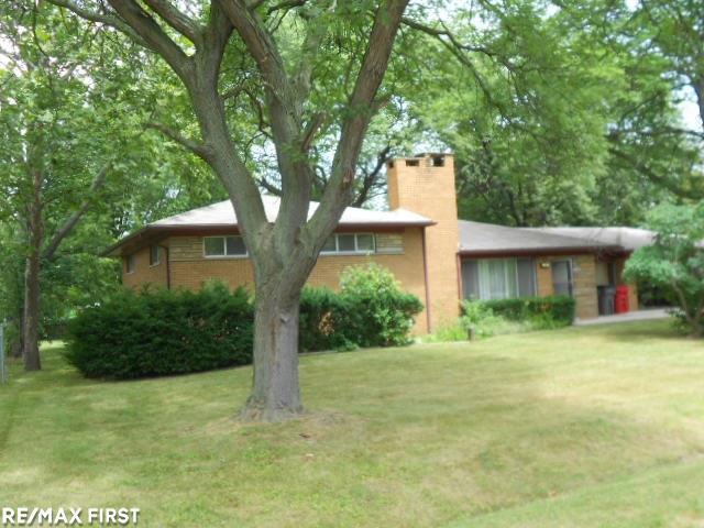 front view picture of 19035 Dixie, Clinton Township, MI. 48035