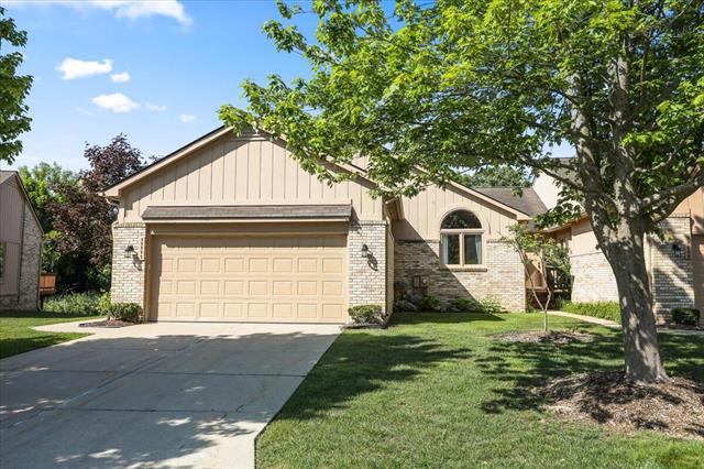 front view picture of 35595 Lone Pine Ln, Farmington, MI. 48335
