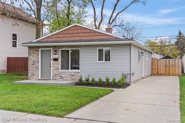 front view picture of 1324 E George Ave, Hazel Park, MI. 48030