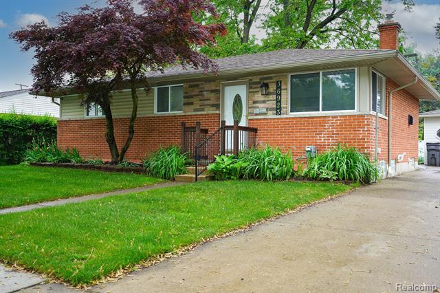 front view picture of 36923 Ledgestone, Clinton Township, MI. 48035