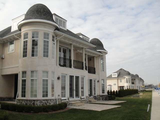 front view picture of 33070 Venetian Pointe Dr, Harrison Township, MI. 48045