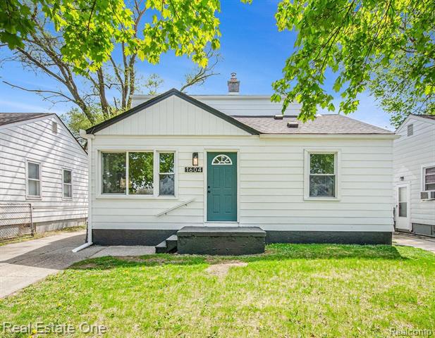 front view picture of 1604 E Hayes Ave, Hazel Park, MI. 48030