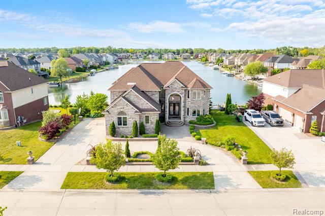 front view picture of 4303 Southlake Ln, Shelby Township, MI. 48316