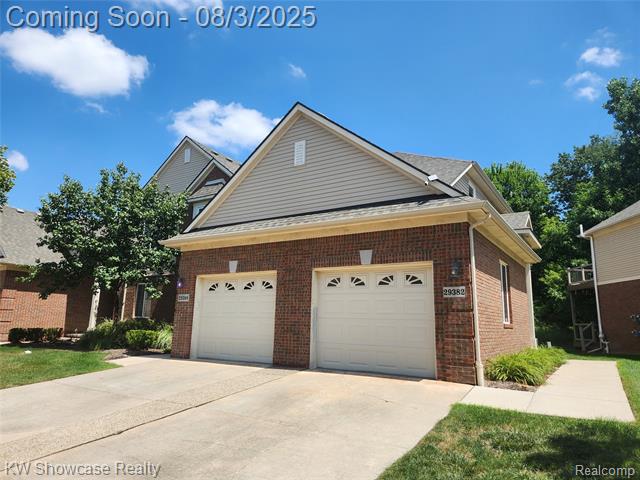front view picture of 29382 Woodpark Cir, Warren, MI. 48092