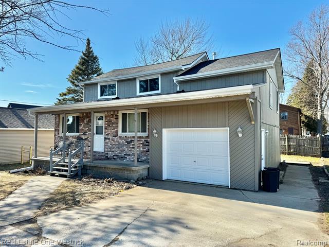 front view picture of 432 Edgewater Dr, Algonac, MI. 48001