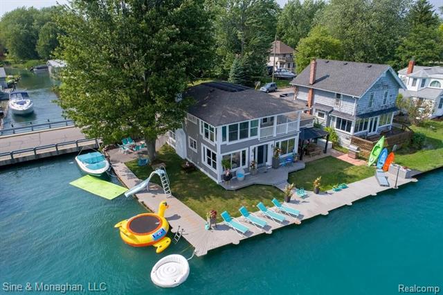 front view picture of 106 St Clair River Dr, Algonac, MI. 48001