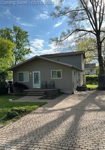 front view picture of 21718 Jefferson Ave, Farmington, MI. 48336