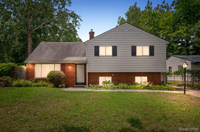 front view picture of 22317 Nancy Ave, Southfield, MI. 48033