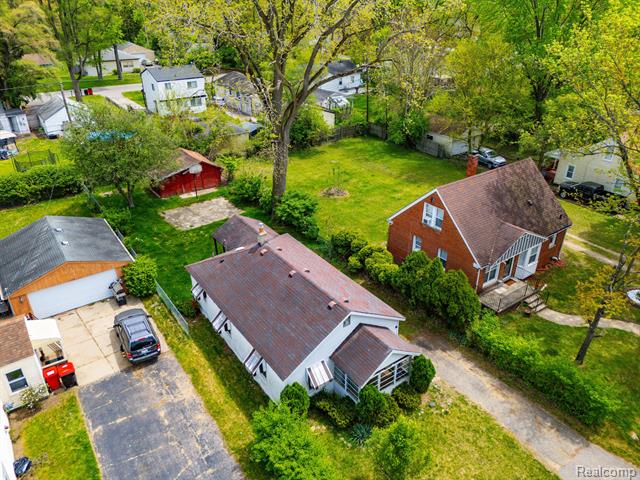 front view picture of 21796 Poinciana St, Southfield, MI. 48033