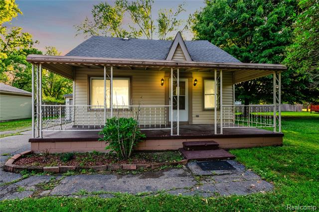 front view picture of 21721 Jefferson Ave, Farmington, MI. 48336