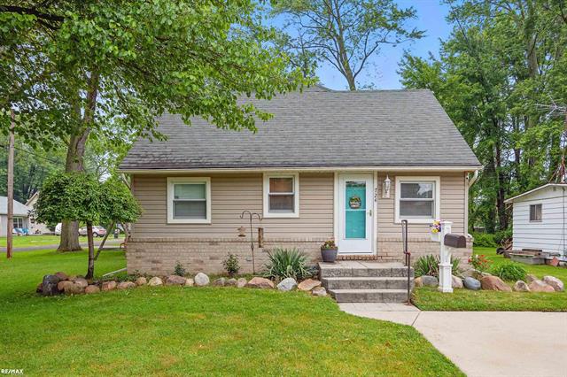 front view picture of 724 Columbia St, Algonac, MI. 48001