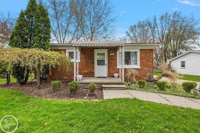 front view picture of 918 Columbia St, Algonac, MI. 48001