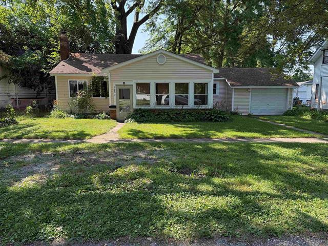 front view picture of 1207 Clinton St, Algonac, MI. 48001