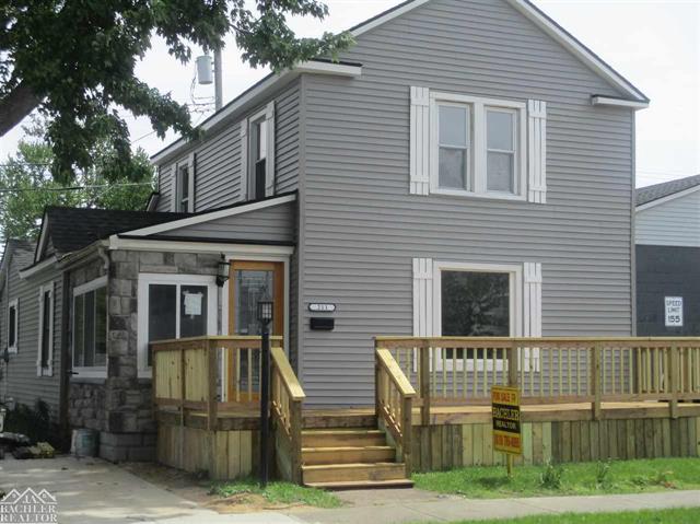 front view picture of 211 S Market St, Marine City, MI. 48039