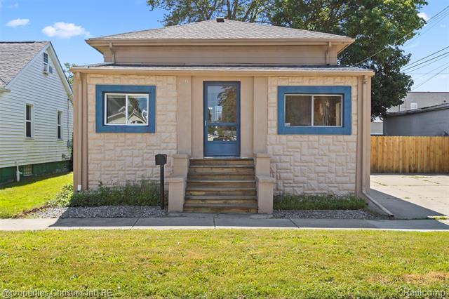 front view picture of 128 N Mary St, Marine City, MI. 48039