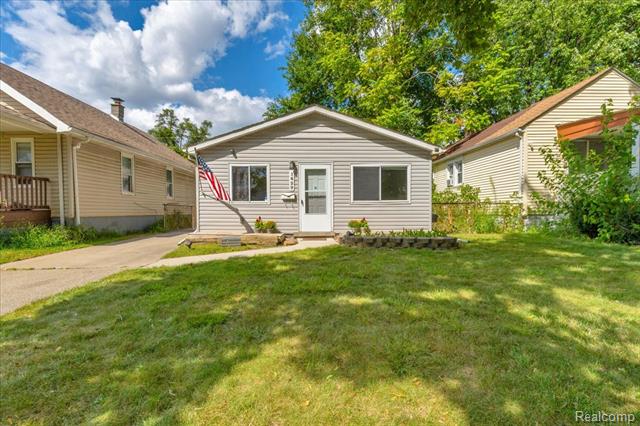 front view picture of 1429 E George Ave, Hazel Park, MI. 48030