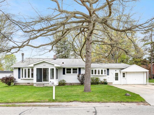 front view picture of 1497 State St, Algonac, MI. 48001