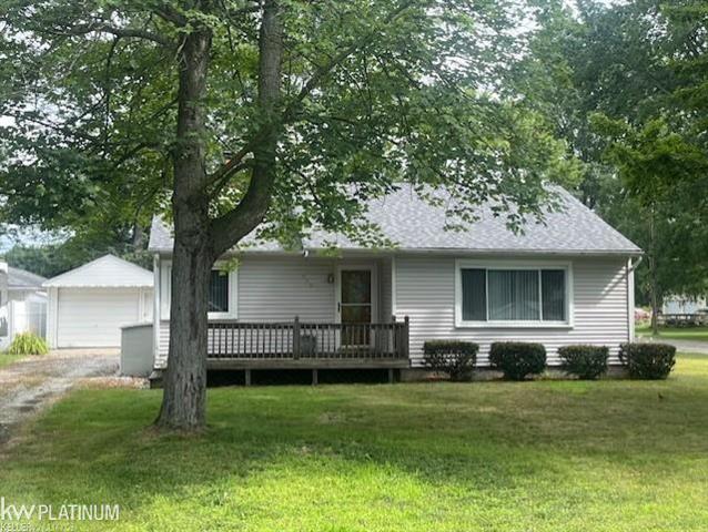 front view picture of 924 Golfview Ave, Algonac, MI. 48001