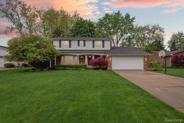 front view picture of 21951 Crescent Ct, Farmington, MI. 48335