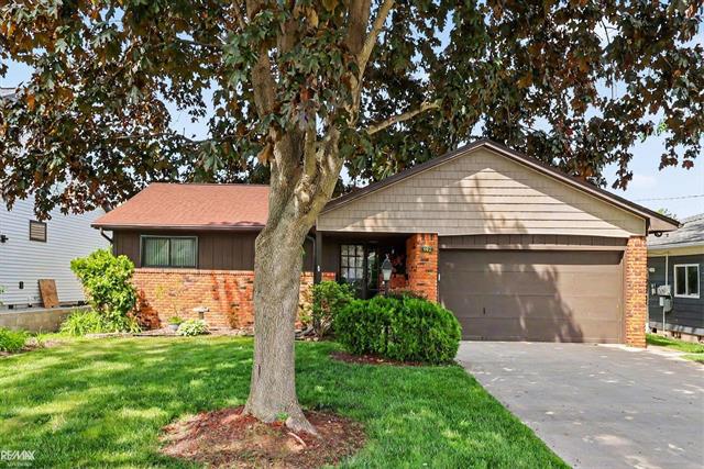 front view picture of 142 Channelsyde Dr, Algonac, MI. 48001