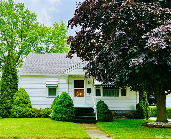 front view picture of 534 N Mary St, Marine City, MI. 48039