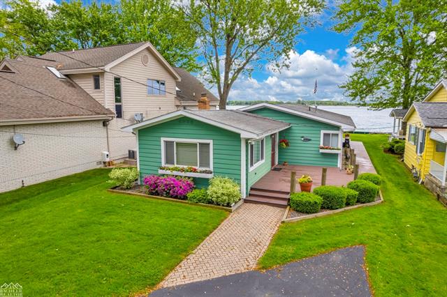 front view picture of 1117 S Water St, Marine City, MI. 48039