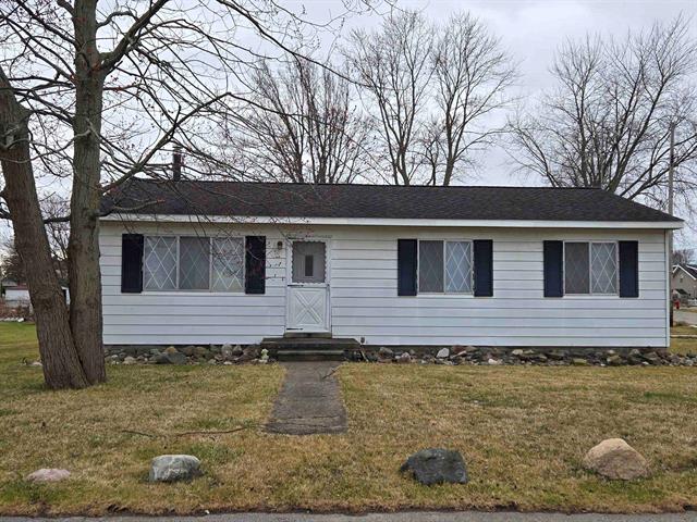 front view picture of 121 N Park Dr, Algonac, MI. 48001