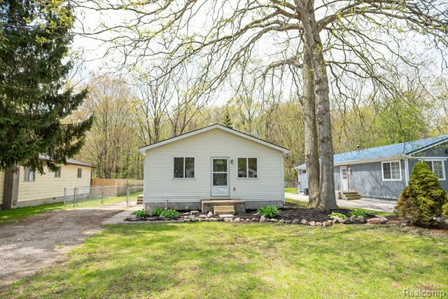 front view picture of 9114 Island Dr, Algonac, MI. 48001
