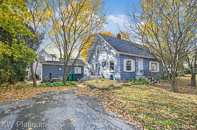 front view picture of 715 Thornapple St, Saint Clair, MI. 48079