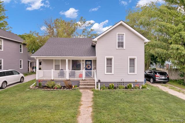front view picture of 720 Vine St, Saint Clair, MI. 48079