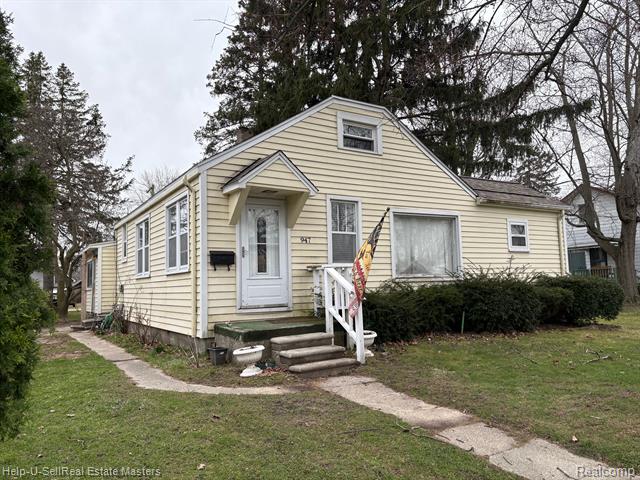 front view picture of 947 Waterloo St, Saint Clair, MI. 48079