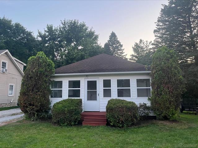 front view picture of 81205 Cole St, Memphis, MI. 48041
