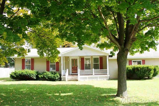 front view picture of 925 Whiting St, Saint Clair, MI. 48079