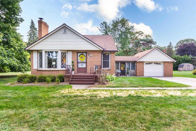 front view picture of 1805 Clinton Ave, Saint Clair, MI. 48079