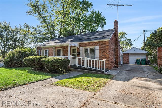 front view picture of 703 Trumbull St, Saint Clair, MI. 48079