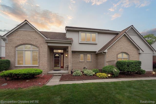 front view picture of 36837 Ashover Dr, Farmington, MI. 48335