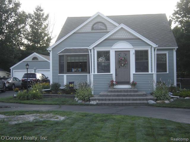 front view picture of 1610 Oakland Ave, Saint Clair, MI. 48079