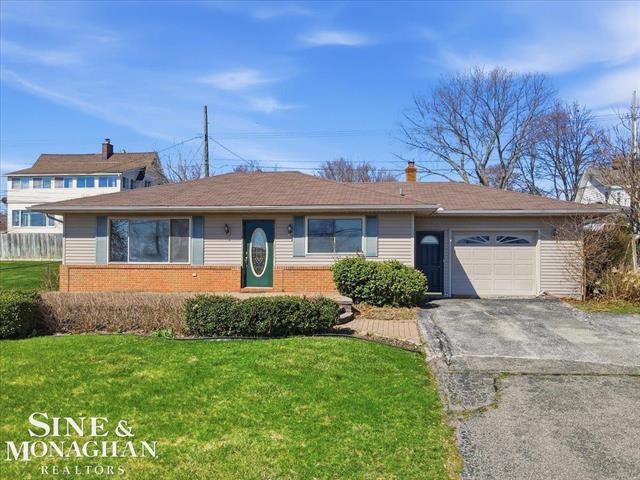 front view picture of 1350 Oakland Ave, Saint Clair, MI. 48079