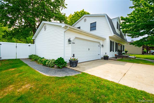 front view picture of 527 Montana, Marysville, MI. 48040