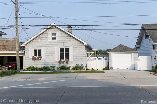 front view picture of 105 Gratiot, Marysville, MI. 48040