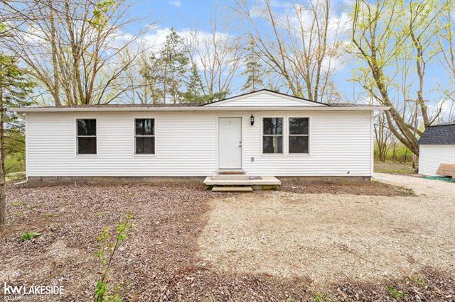 front view picture of 11897 Masters Rd, Memphis, MI. 48041