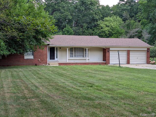 front view picture of 22048 Rougewood Dr, Southfield, MI. 48033