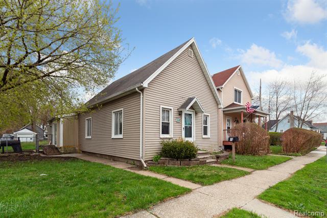 front view picture of 1130 Oak St, Port Huron, MI. 48060