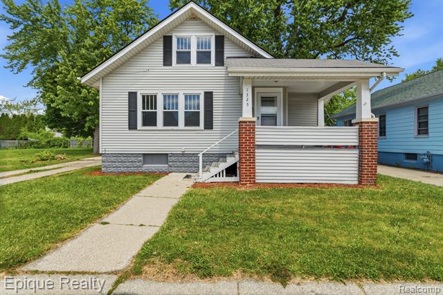 front view picture of 1325 Oak St, Port Huron, MI. 48060