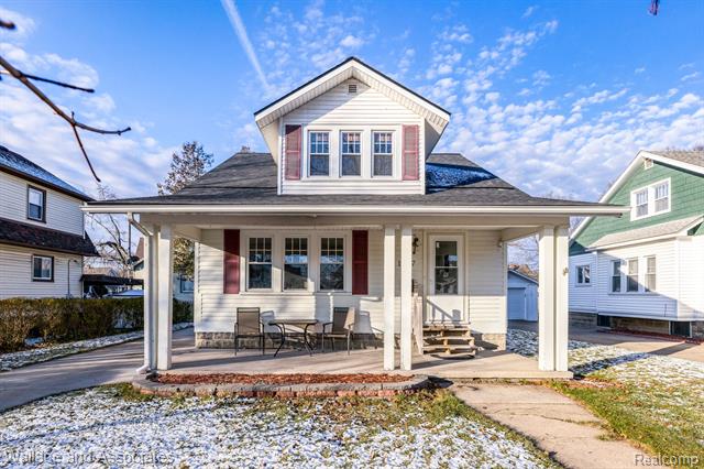 front view picture of 1327 17Th St, Port Huron, MI. 48060