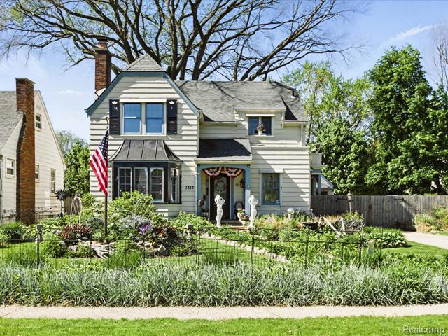 front view picture of 1313 Court St, Port Huron, MI. 48060