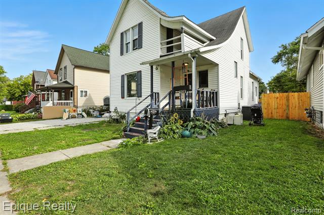front view picture of 1128 Gillett St, Port Huron, MI. 48060