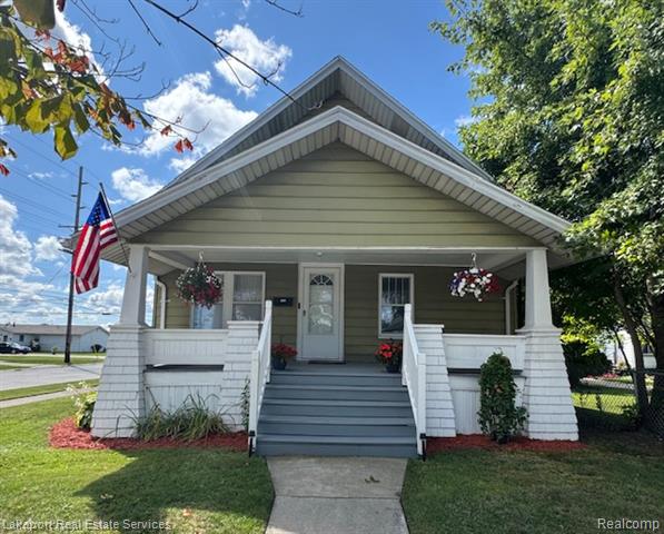 front view picture of 2202 Katherine St, Port Huron, MI. 48060