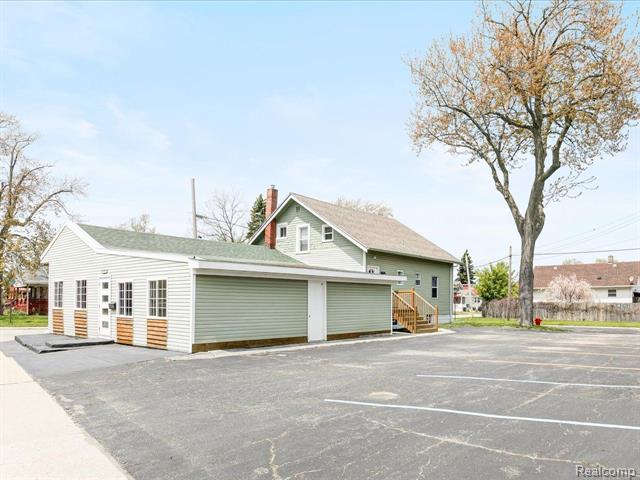 front view picture of 1639 Lapeer Ave, Port Huron, MI. 48060
