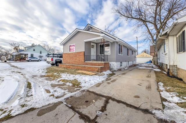 front view picture of 1111 Varney Ave, Port Huron, MI. 48060